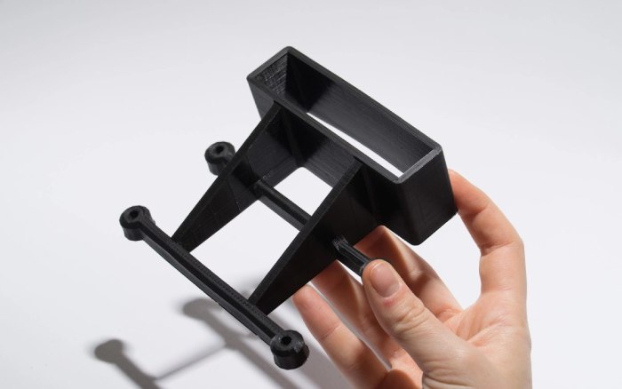  پرینتر-سه-بعدی-امکان-ارزیابی-جنبه-های-زیبا-شناختی-و-ارگونومیکی-را-برای-طراحی-نمونه-اولیه-فراهم--کرده-و-تمام-عملکردهای-یک-محصول-نهایی-را-ارزیابی-می-کند. 