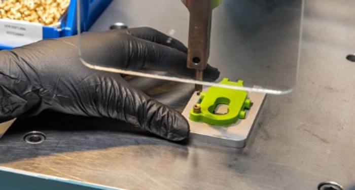  قطعات-اینسرتی-(مغزی-های)-رزوه-دار-با-پرس-حرارتی-و-جوش-اولتراسونیک 